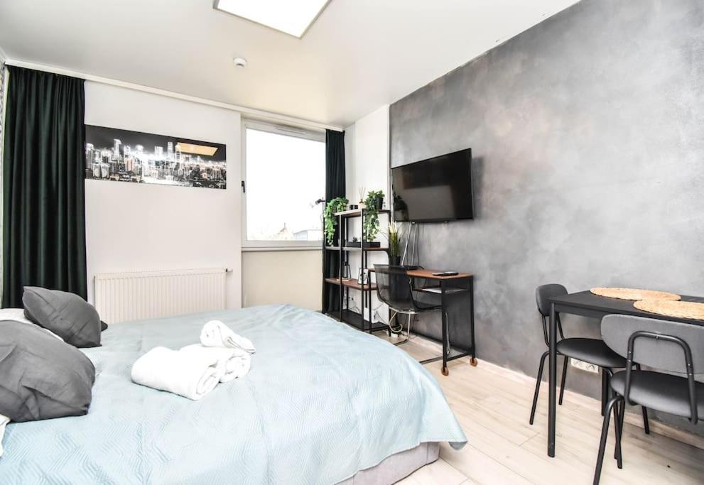 Easy Rent Apartments- Smart 705