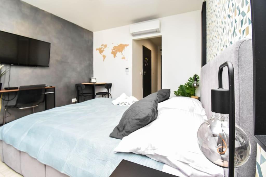 Easy Rent Apartments- Smart 705